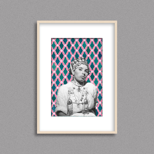 Tableau décoratif d'une femme berbère portant des accessoires traditionnels, sur un fond de motifs marocain en rose et bleu canard, encadré dans un cadre en bois - Format A3