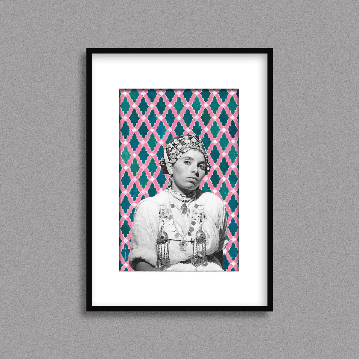 Tableau décoratif d'une femme berbère portant des accessoires traditionnels, sur un fond de motifs marocain en rose et bleu canard, encadré dans un cadre noir - Format A3