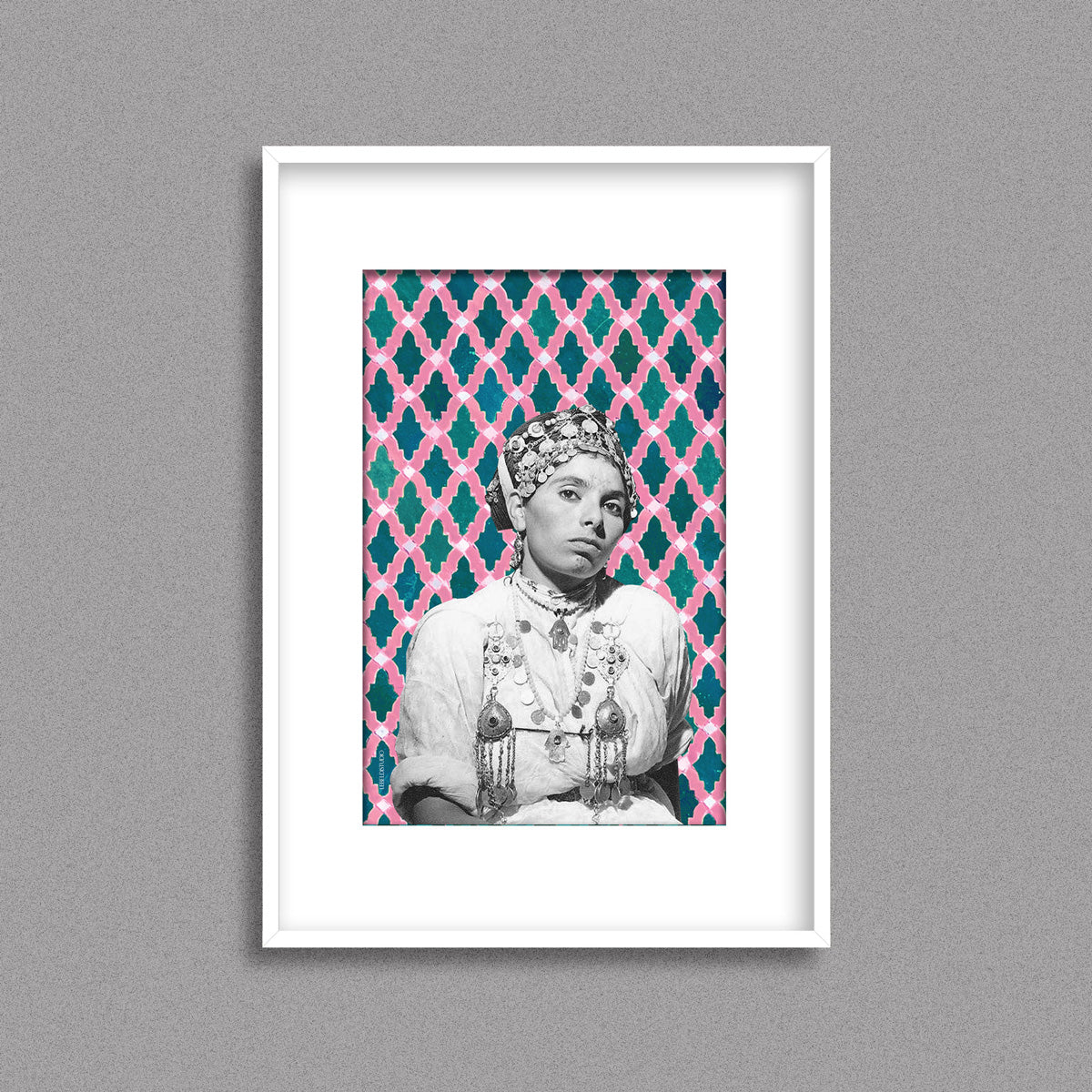 Tableau décoratif d'une femme berbère portant des accessoires traditionnels, sur un fond de motifs marocain en rose et bleu canard, encadré dans un cadre blanc - Format A3