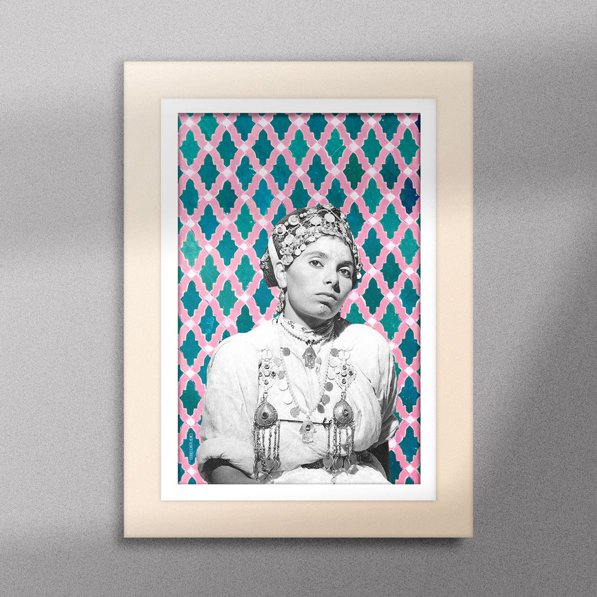 Tableau décoratif d'une femme berbère portant des accessoires traditionnels, sur un fond de motifs marocain en rose et bleu canard, encadré dans un cadre en bois - Format A5