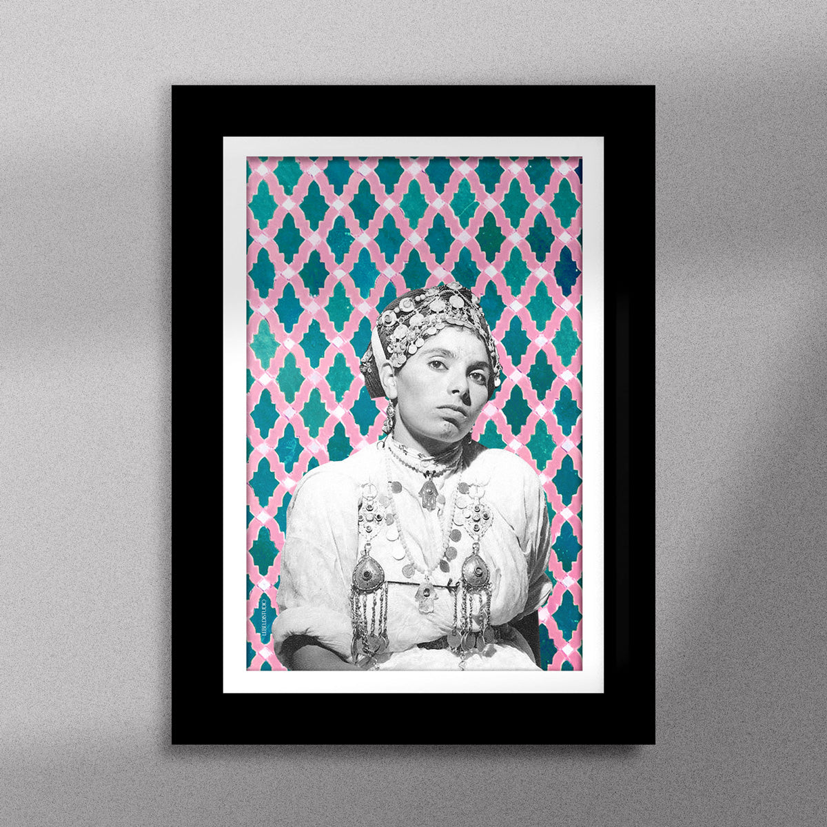 Tableau décoratif d'une femme berbère portant des accessoires traditionnels, sur un fond de motifs marocain en rose et bleu canard, encadré dans un cadre en noir - Format A5