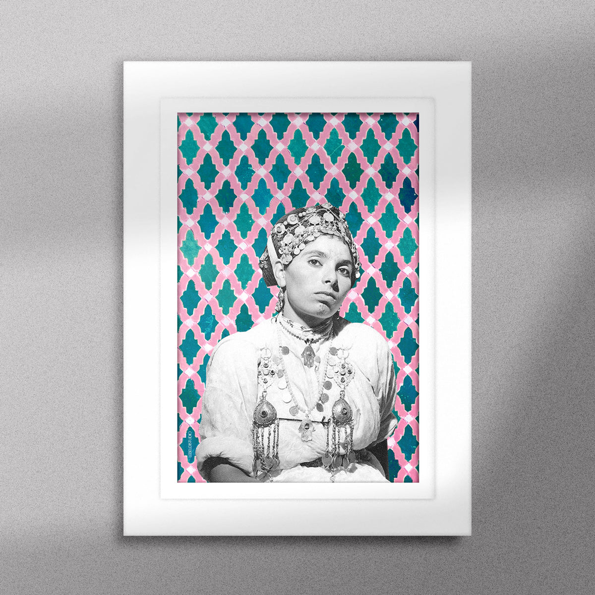 Tableau décoratif d'une femme berbère portant des accessoires traditionnels, sur un fond de motifs marocain en rose et bleu canard, encadré dans un cadre en blanc - Format A5