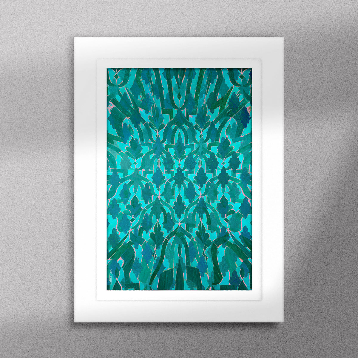 Tableau décoratif abstrait avec un mélange de motifs marocain et un mouvement dynamique en rose et bleu canard, encadré dans un cadre blanc - Format A5.