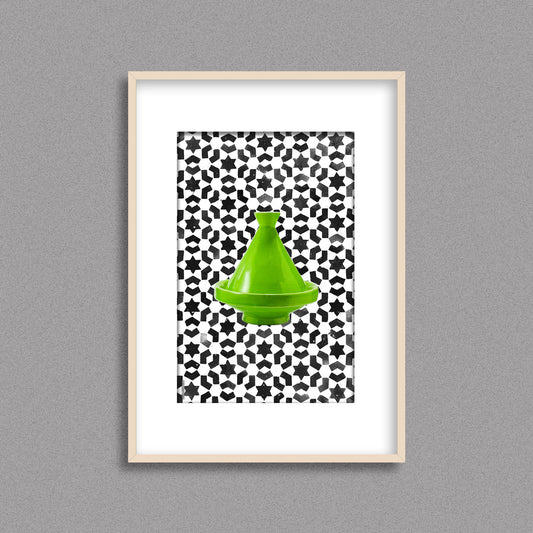 Tableau décoratif d'un tagine marocain en vert, sur un fond de zellige marocain en noir et blanc, encadré dans un cadre en bois - Format A3.