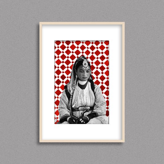 Tableau décoratif d'une femme marocaine, sur un fond de zellige marocain en rouge et blanc, encadré dans un cadre en bois - Format A3
