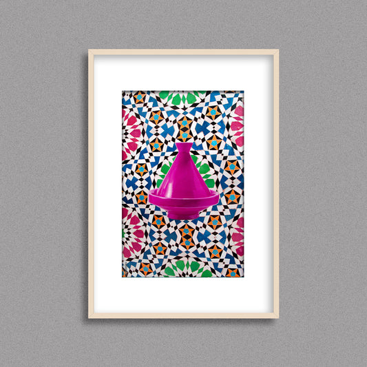 Tableau décoratif d'un tagine marocain en rose, sur un fond de zellige marocain coloré, encadré dans un cadre en bois - Format A3.