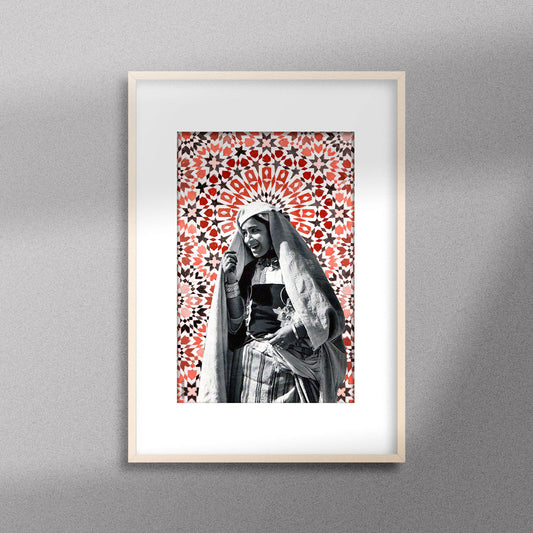 Tableau décoratif d'une femme marocaine souriante, sur un fond de zellige marocain, encadré dans un cadre en bois - Format A3