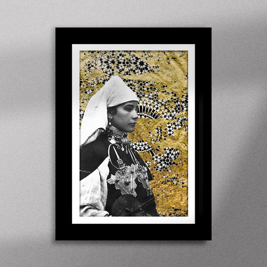 Tableau décoratif représentant un portrait d'une femme amazighe portant la fibule sur un fond de zellige marocain avec des feuilles d'or, encadré dans un cadre noir - Format A5.
