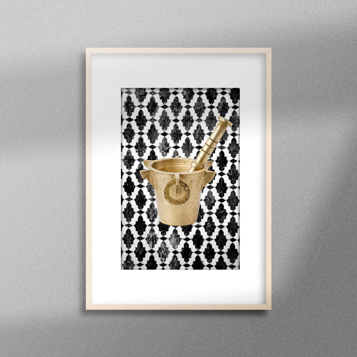 Tableau décoratif d'un mehraz, ou mortier marocain, en doré sur un fond de motifs marocains, encadré dans un cadre en bois - Format A3.