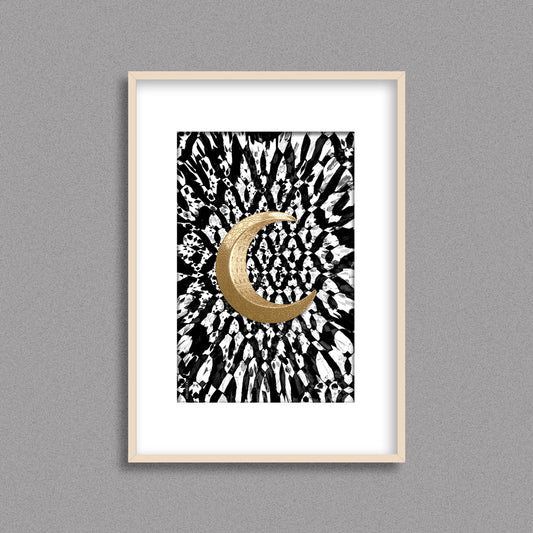Tableau décoratif d'une lune en dorée sur un fond de motifs marocain, représentant le mois sacré du Ramadan, encadré dans un cadre en bois - Format A3.