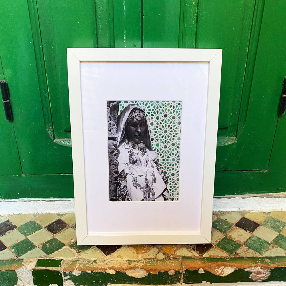 Tableau décoratif du portrait d'une femme amazighe sur un zellige beldi vert, encadré dans un cadre en blanc - Format A4.
