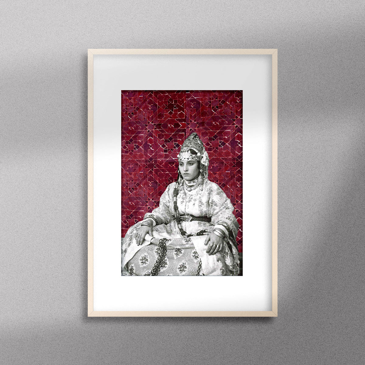 Tableau décoratif représentant une mariée marocaine en noir et blanc, encadré dans un cadre en bois, sur un fond de zellige marocain en rouge bordeaux - Format A3..