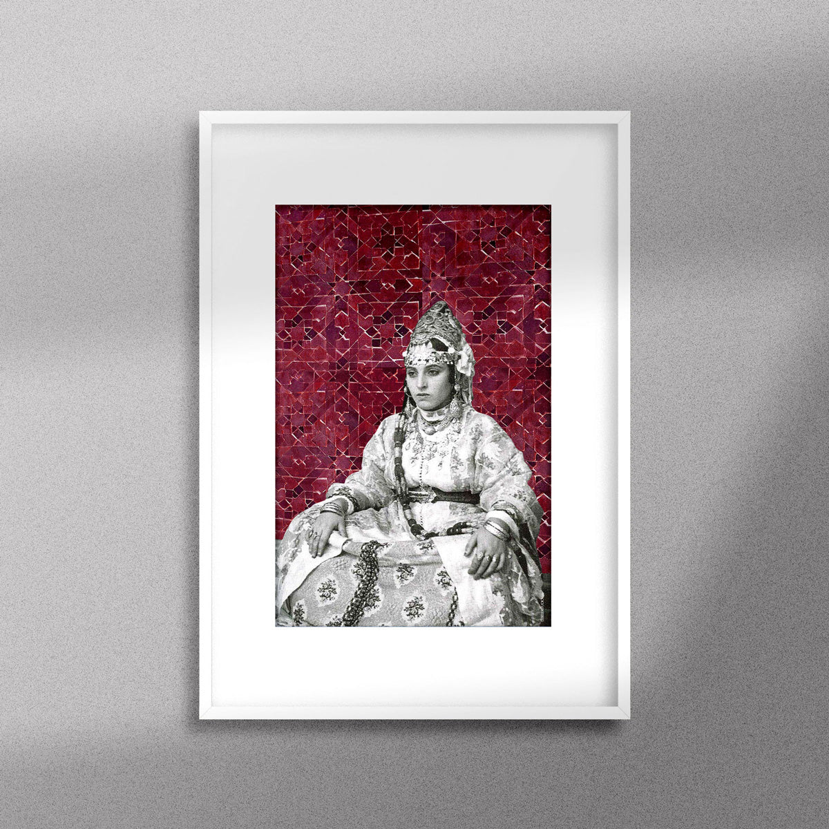 Tableau décoratif représentant une mariée marocaine en noir et blanc, encadré dans un cadre en blanc, sur un fond de zellige marocain en rouge bordeaux - Format A3.