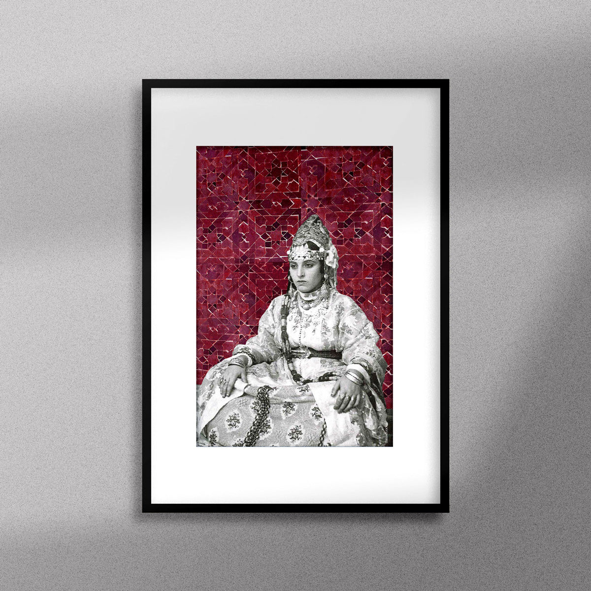 Tableau décoratif représentant une mariée marocaine en noir et blanc, encadré dans un cadre noir, sur un fond de zellige marocain en rouge bordeaux - Format A3.