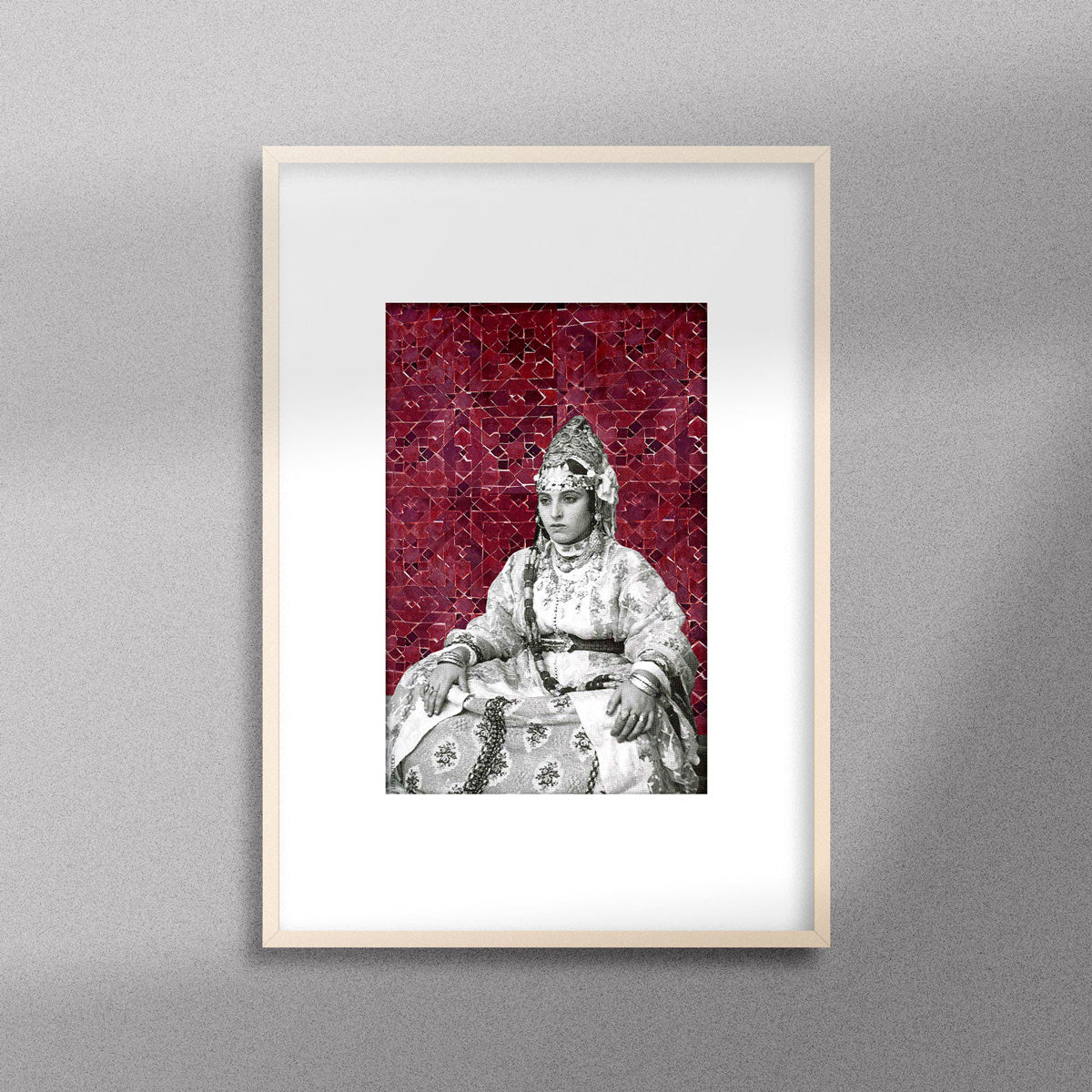 Tableau décoratif représentant une mariée marocaine en noir et blanc, encadré dans un cadre en bois, sur un fond de zellige marocain en rouge bordeaux - Format A4.