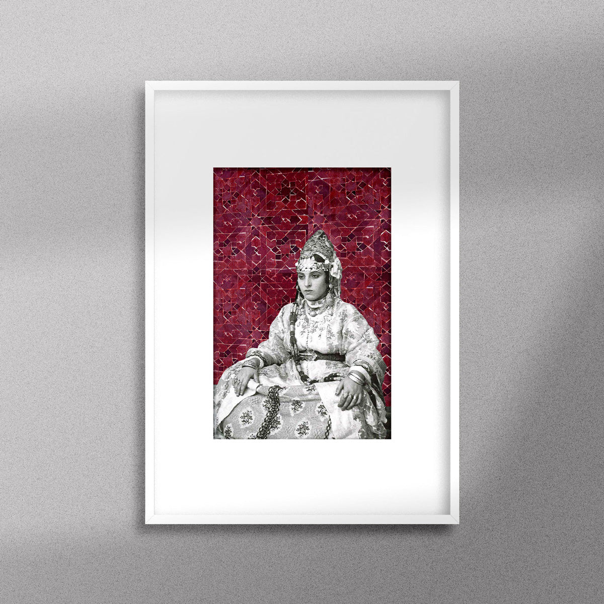 Tableau décoratif représentant une mariée marocaine en noir et blanc, encadré dans un cadre en blanc, sur un fond de zellige marocain en rouge bordeaux - Format A4.