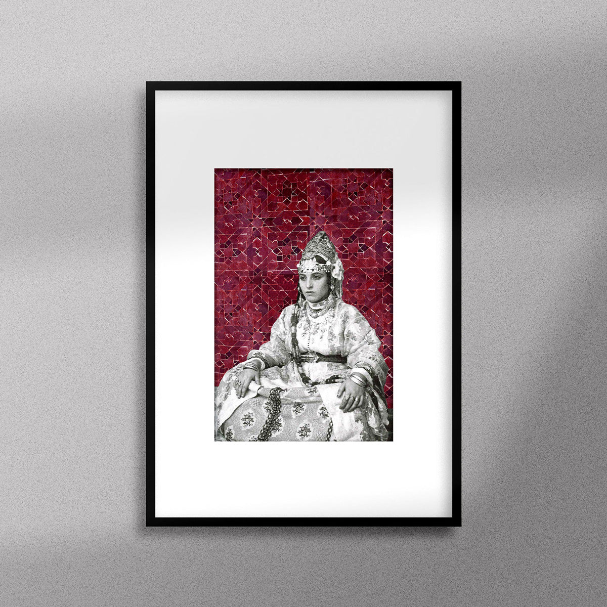 Tableau décoratif représentant une mariée marocaine en noir et blanc, encadré dans un cadre en noir, sur un fond de zellige marocain en rouge bordeaux - Format A4.