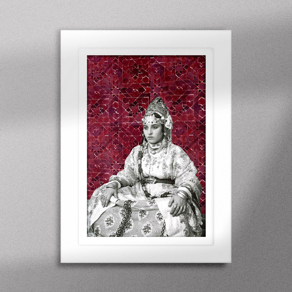 Tableau décoratif représentant une mariée marocaine en noir et blanc, encadré dans un cadre en blanc, sur un fond de zellige marocain en rouge bordeaux - Format A5.