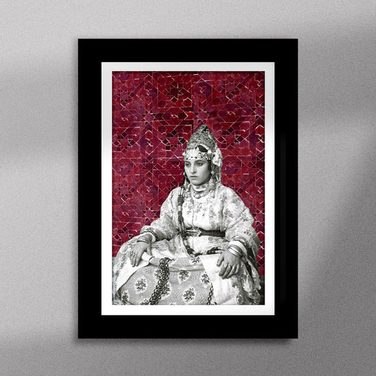 Tableau décoratif représentant une mariée marocaine en noir et blanc, encadré dans un cadre noir, sur un fond de zellige marocain en rouge bordeaux - Format A5.