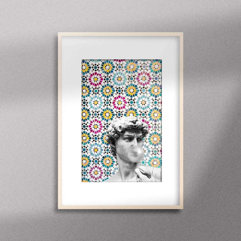 Tableau décoratif représentant la sculpture de David de Michel-Angelo, sur un fond coloré de zellige marocain encadré dans un cadre en bois- Format A3