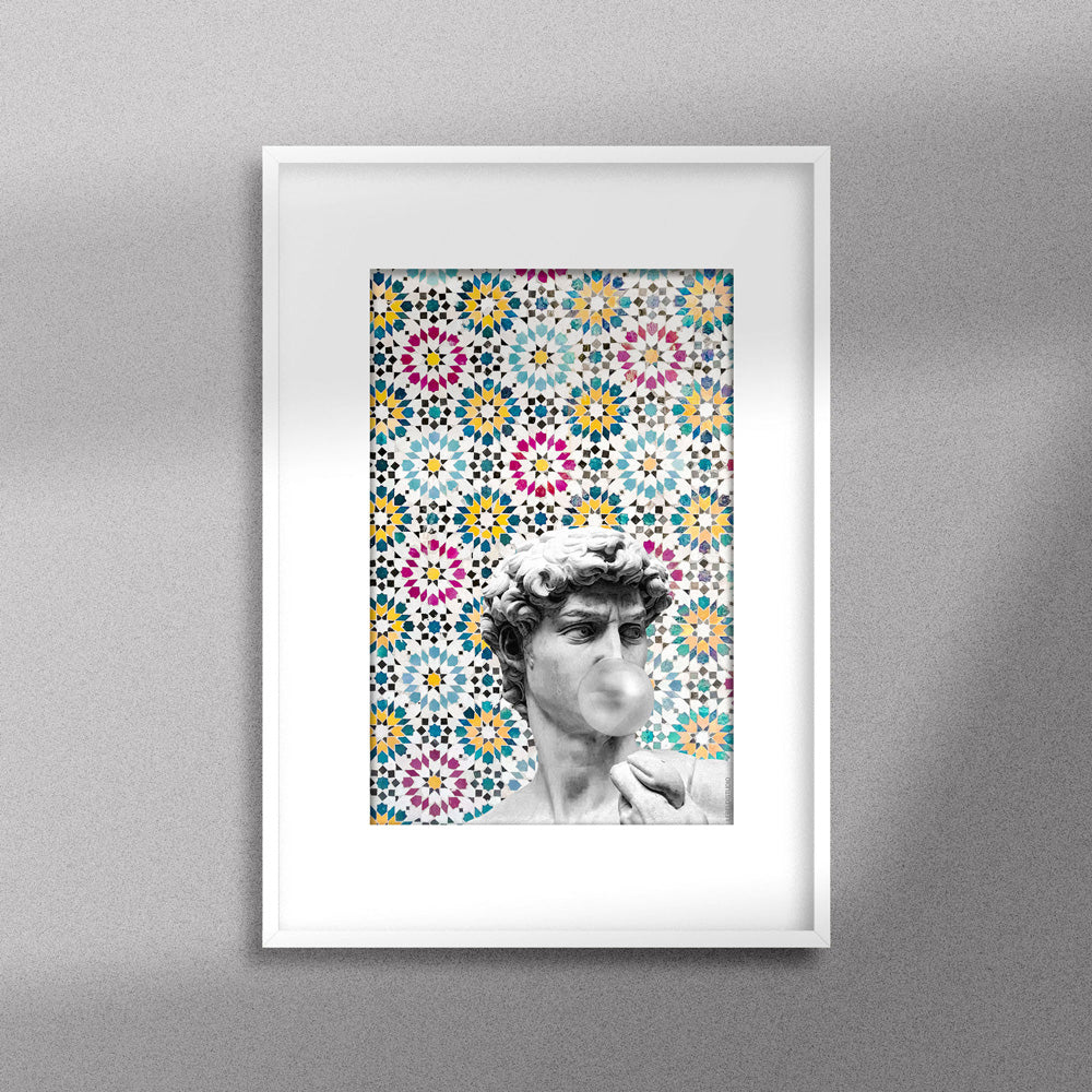 Tableau décoratif représentant la sculpture de David de Michel-Angelo, sur un fond coloré de zellige marocain encadré dans un cadre blanc- Format A3