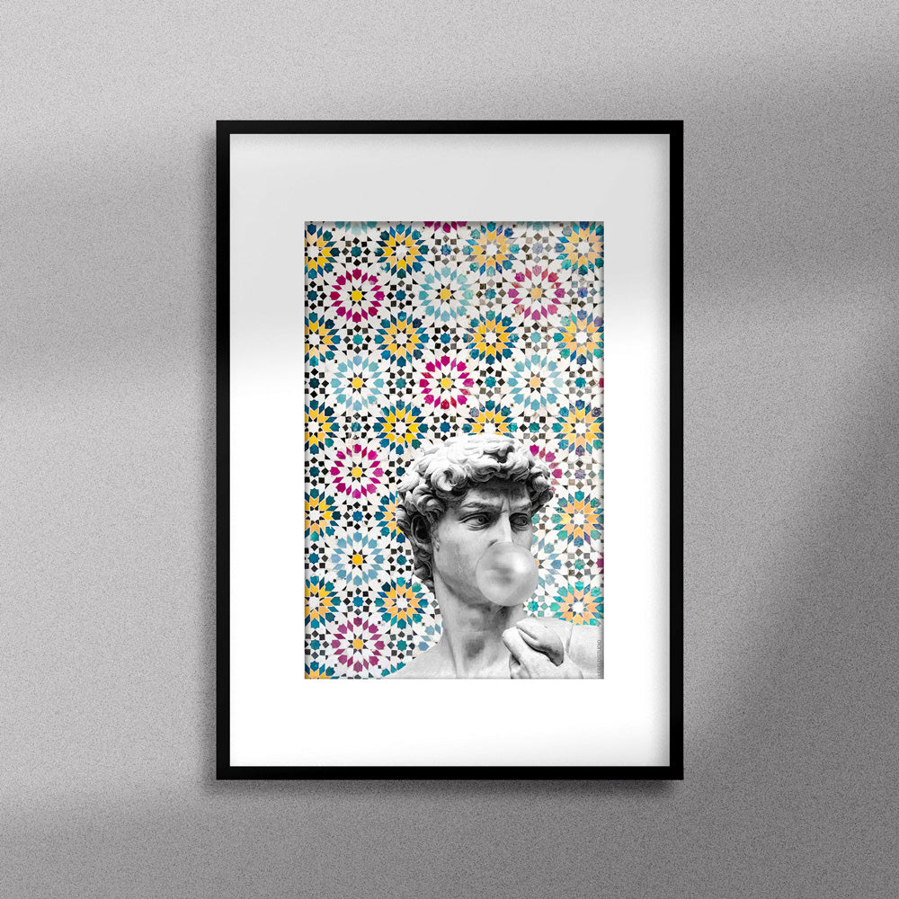 Tableau décoratif représentant la sculpture de David de Michel-Angelo, sur un fond coloré de zellige marocain encadré dans un cadre noir- Format A3