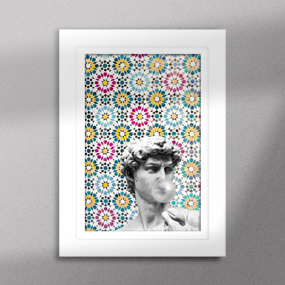 Tableau décoratif représentant la sculpture de David de Michel-Angelo, sur un fond coloré de zellige marocain encadré dans un cadre blanc- Format A5