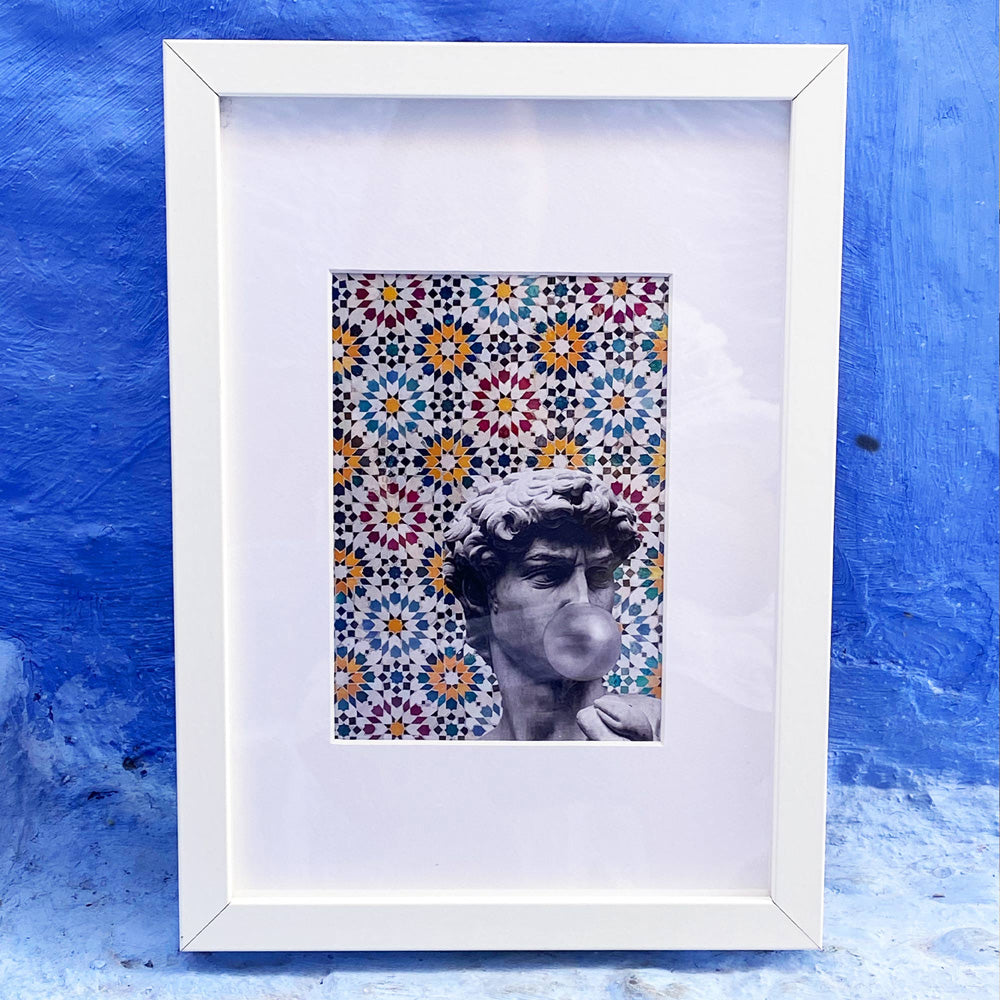 Tableau décoratif représentant la sculpture de David de Michel-Angelo, sur un fond coloré de zellige marocain encadré dans un cadre blanc- Format A4