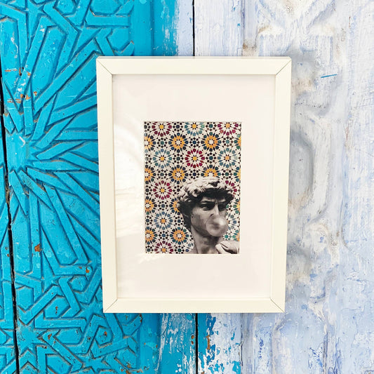 Tableau décoratif représentant la sculpture de David de Michel-Angelo, sur un fond coloré de zellige marocain encadré dans un cadre blanc- Format A4