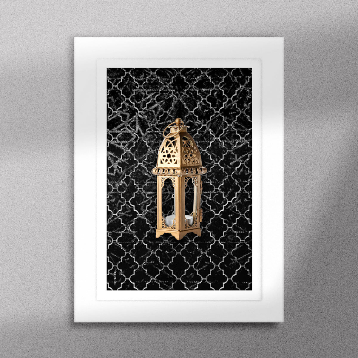 Tableau décoratif d'une lanterne traditionnelle marocaine en dorée sur un fond de zellige marocain noir, encadré dans un cadre en blanc - Format A5.