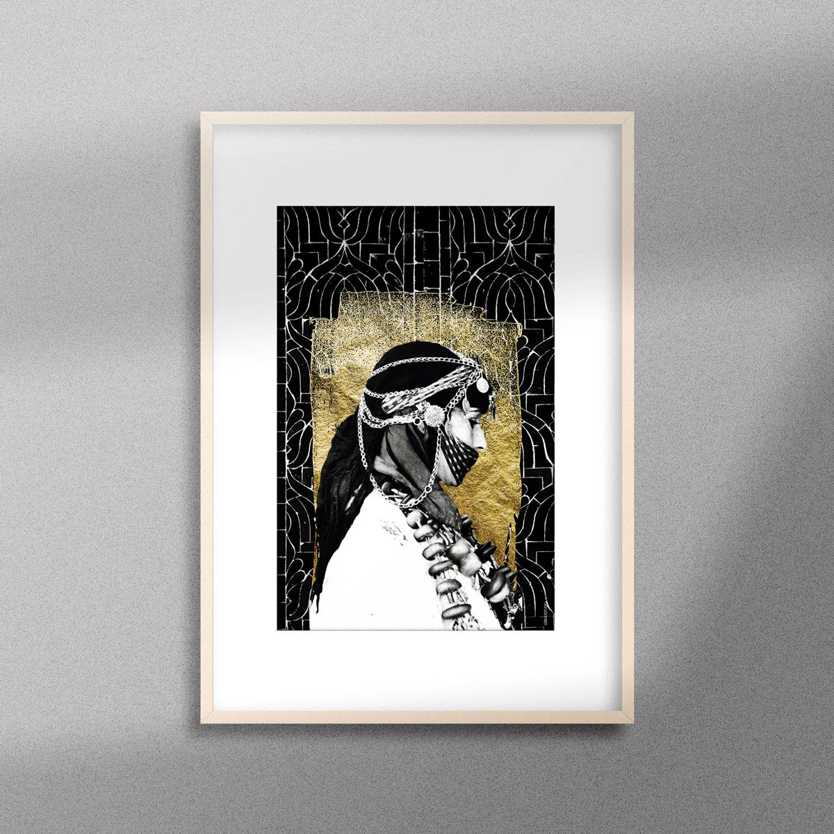Tableau décoratif en noir et dorée du profil d'une femme berbère portant des accessoires traditionnels, encadré dans un cadre en bois - Format A3.