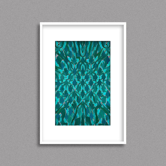 Tableau décoratif abstrait avec un mélange de motifs marocain et un mouvement dynamique en rose et bleu canard, encadré dans un cadre blanc - Format A3.