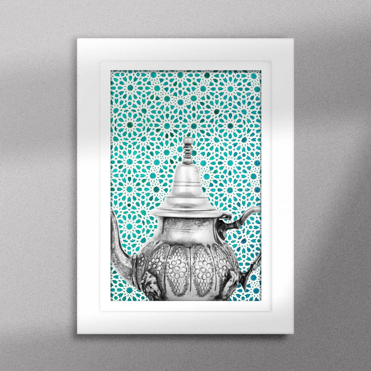 Tableau décoratif d'une théière marocaine sur fond de motifs marocain vert canard, encadré dans un cadre blanc - Format A5.