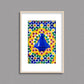 Tableau décoratif d'un tagine marocain en bleu, sur un fond de zellige marocain coloré, encadré dans un cadre en bois - Format A3.