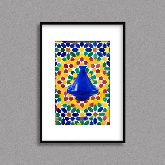 Tableau décoratif d'un tagine marocain en bleu, sur un fond de zellige marocain coloré, encadré dans un cadre noir - Format A3.