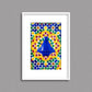 Tableau décoratif d'un tagine marocain en bleu, sur un fond de zellige marocain coloré, encadré dans un cadre blanc - Format A3.