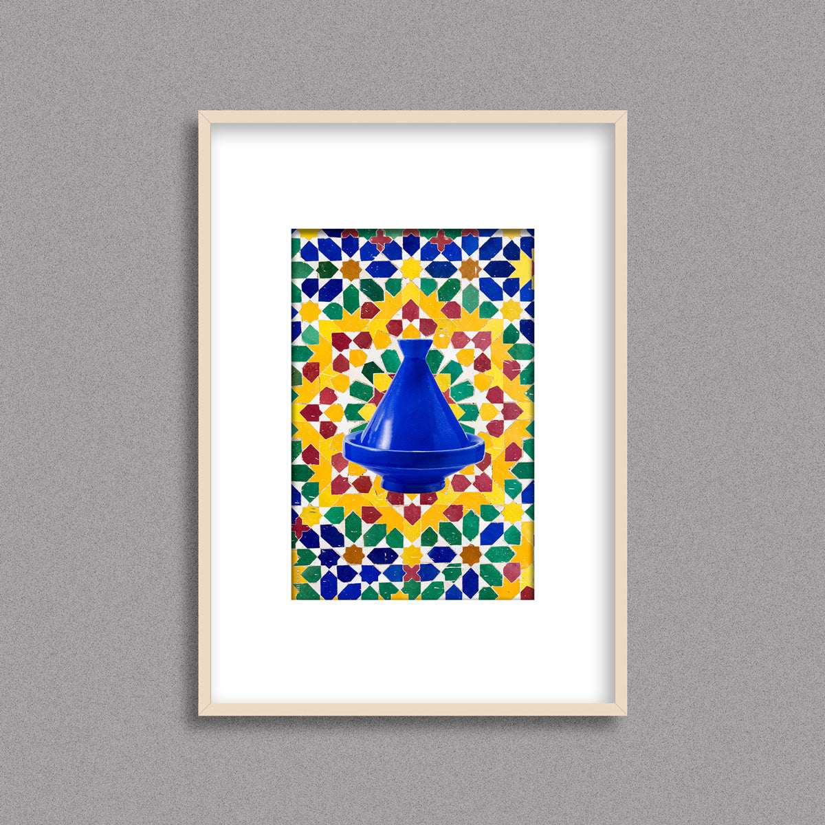 Tableau décoratif d'un tagine marocain en bleu, sur un fond de zellige marocain coloré, encadré dans un cadre en bois - Format A4.