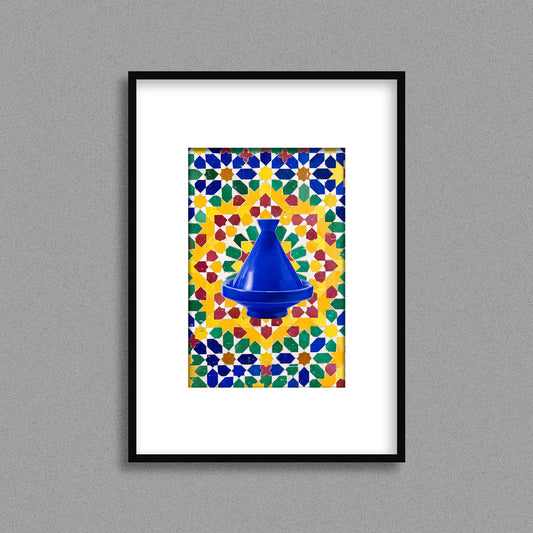 Tableau décoratif d'un tagine marocain en bleu, sur un fond de zellige marocain coloré, encadré dans un cadre noir - Format A4.