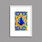 Tableau décoratif d'un tagine marocain en bleu, sur un fond de zellige marocain coloré, encadré dans un cadre blanc - Format A4.