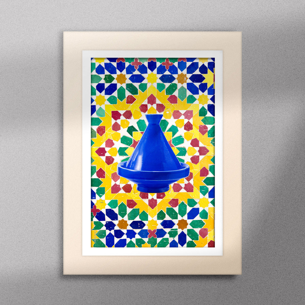 Tableau décoratif d'un tagine marocain en bleu, sur un fond de zellige marocain coloré, encadré dans un cadre en bois - Format A5.