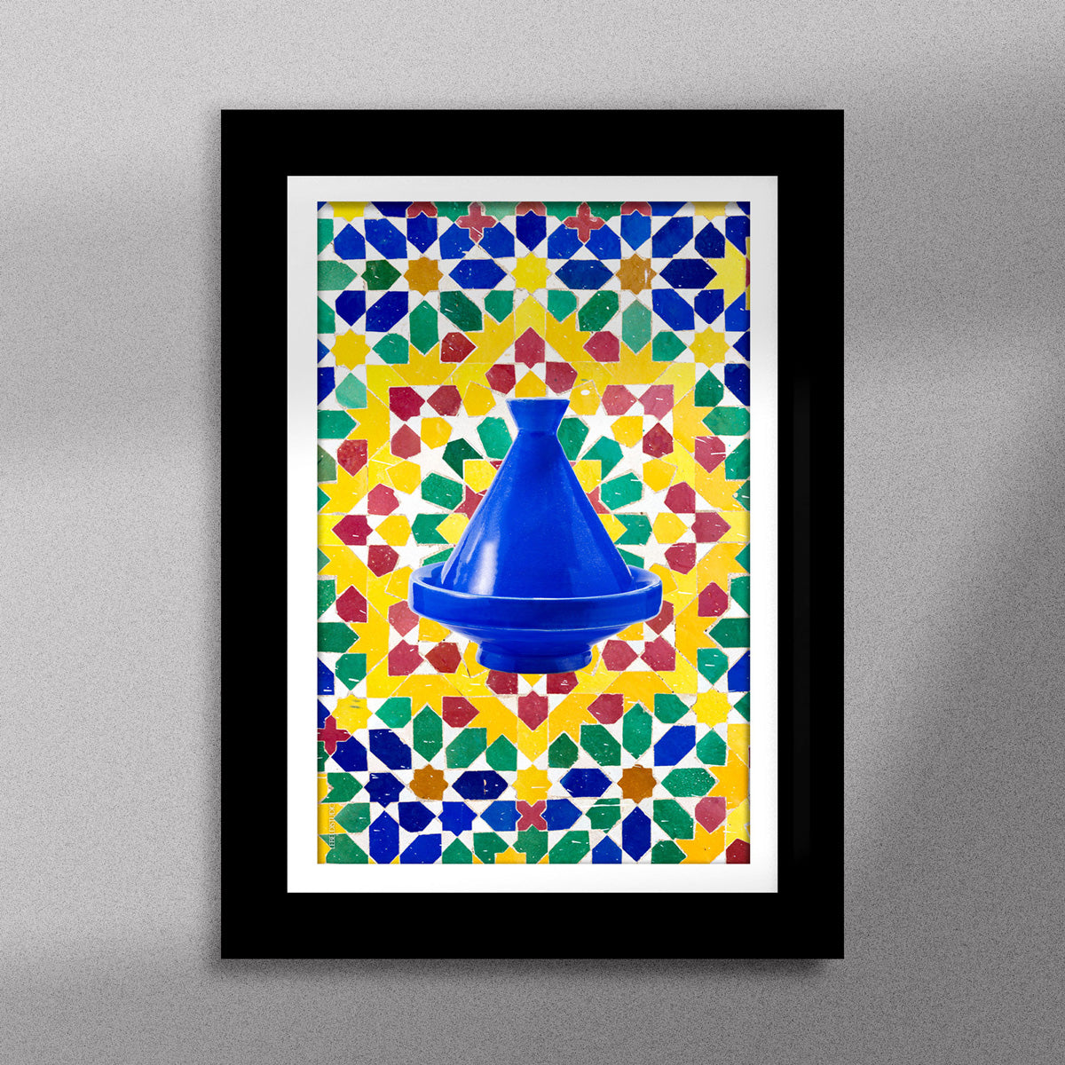 Tableau décoratif d'un tagine marocain en bleu, sur un fond de zellige marocain coloré, encadré dans un cadre noir - Format A5.