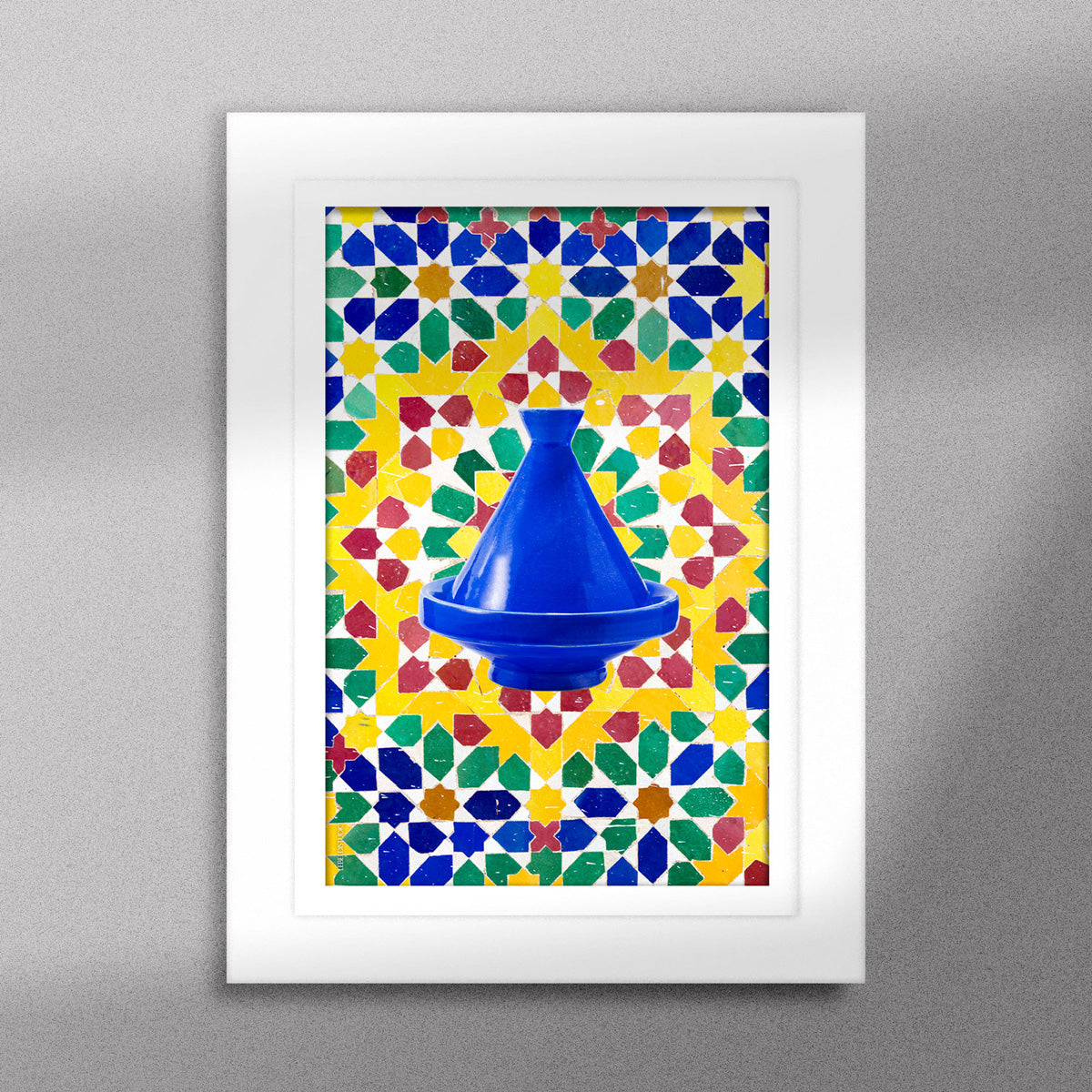 Tableau décoratif d'un tagine marocain en bleu, sur un fond de zellige marocain coloré, encadré dans un cadre blanc - Format A5.
