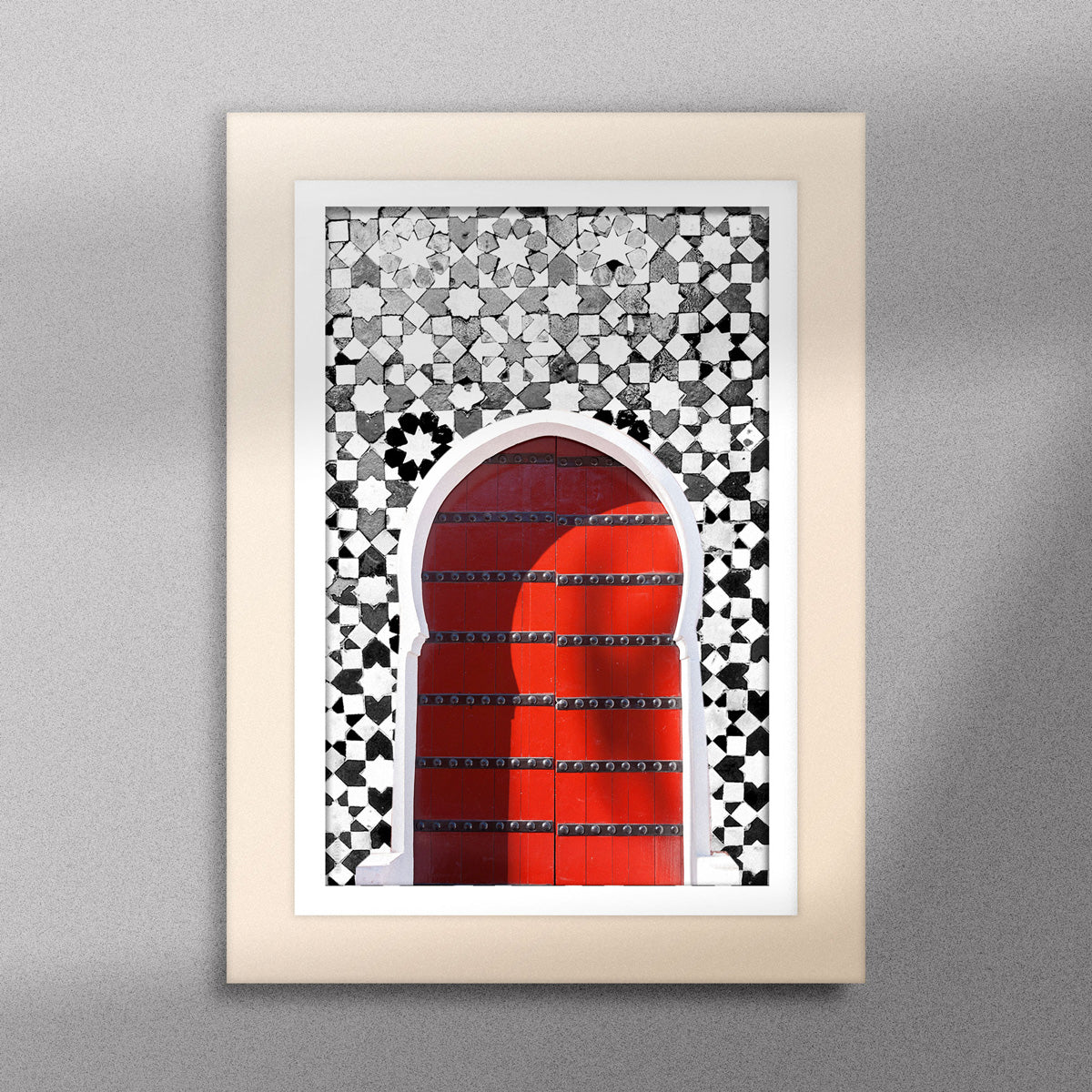 Tableau décoratif d'une porte marocaine en rouge, sur un fond de zellige marocain en noir et blanc, encadré dans un cadre en bois - Format A5