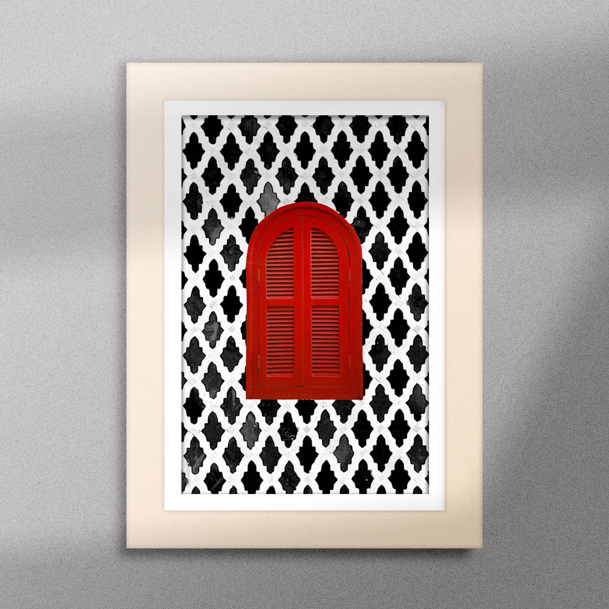 Tableau décoratif d'une fenêtre marocaine en rouge, sur un fond de zellige marocain en noir et blanc, encadré dans un cadre en bois - Format A5