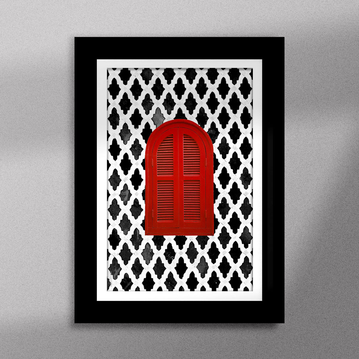 Tableau décoratif d'une fenêtre marocaine en rouge, sur un fond de zellige marocain en noir et blanc, encadré dans un cadre en noir - Format A5