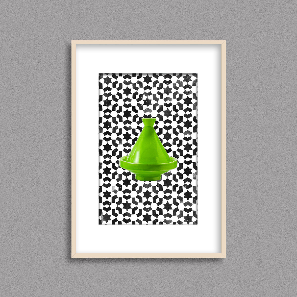 Tableau décoratif d'un tagine marocain en vert, sur un fond de zellige marocain en noir et blanc, encadré dans un cadre en bois - Format A3.