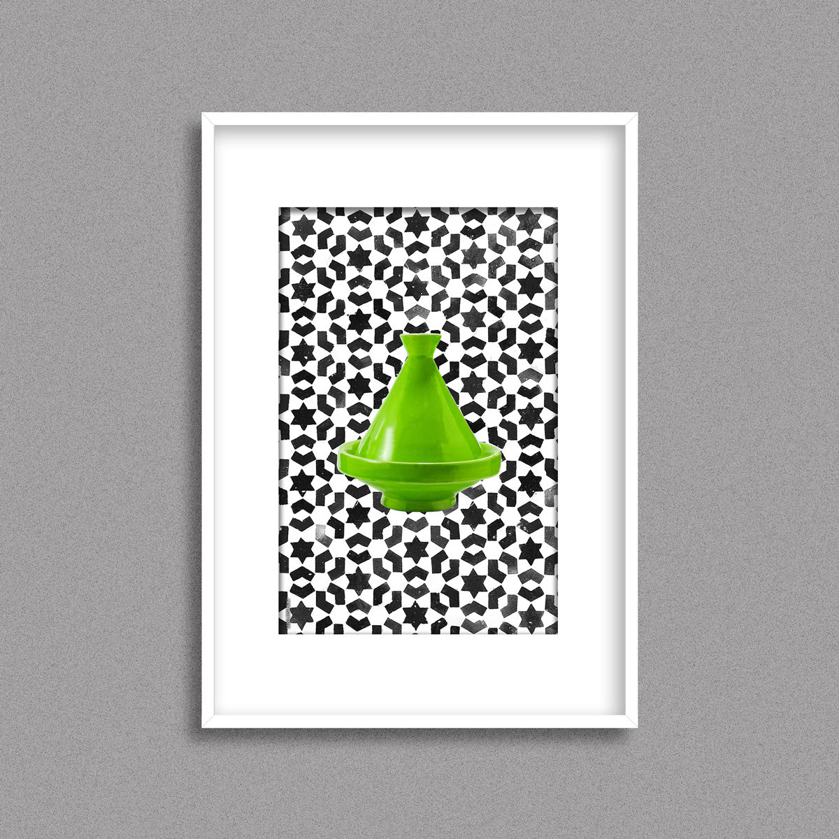 Tableau décoratif d'un tagine marocain en vert, sur un fond de zellige marocain en noir et blanc, encadré dans un cadre blanc - Format A3.
