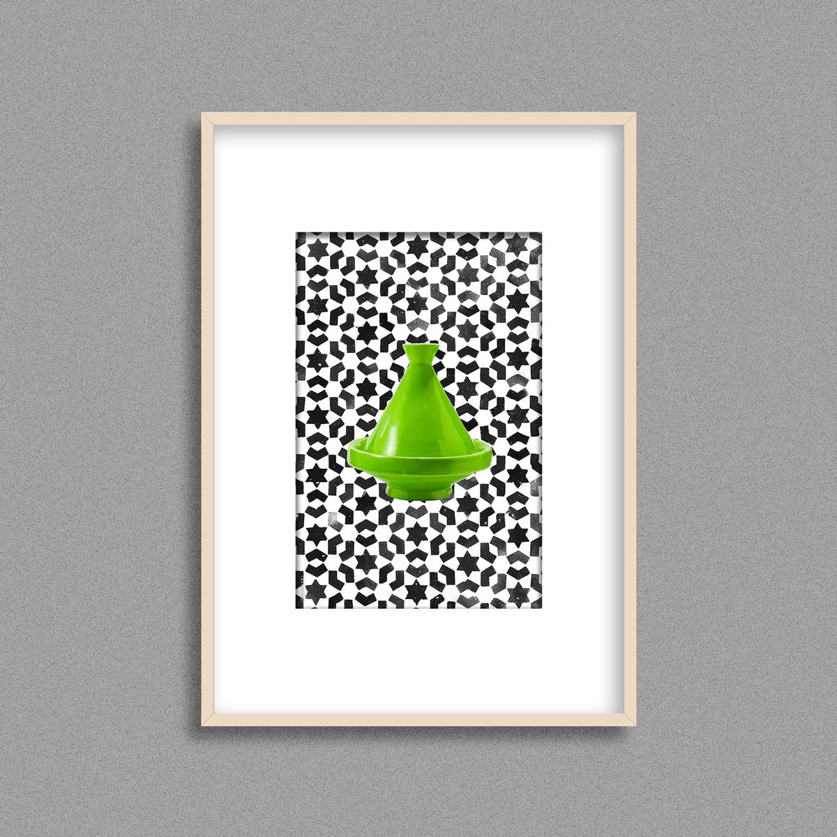 Tableau décoratif d'un tagine marocain en vert, sur un fond de zellige marocain en noir et blanc, encadré dans un cadre en bois - Format A4.