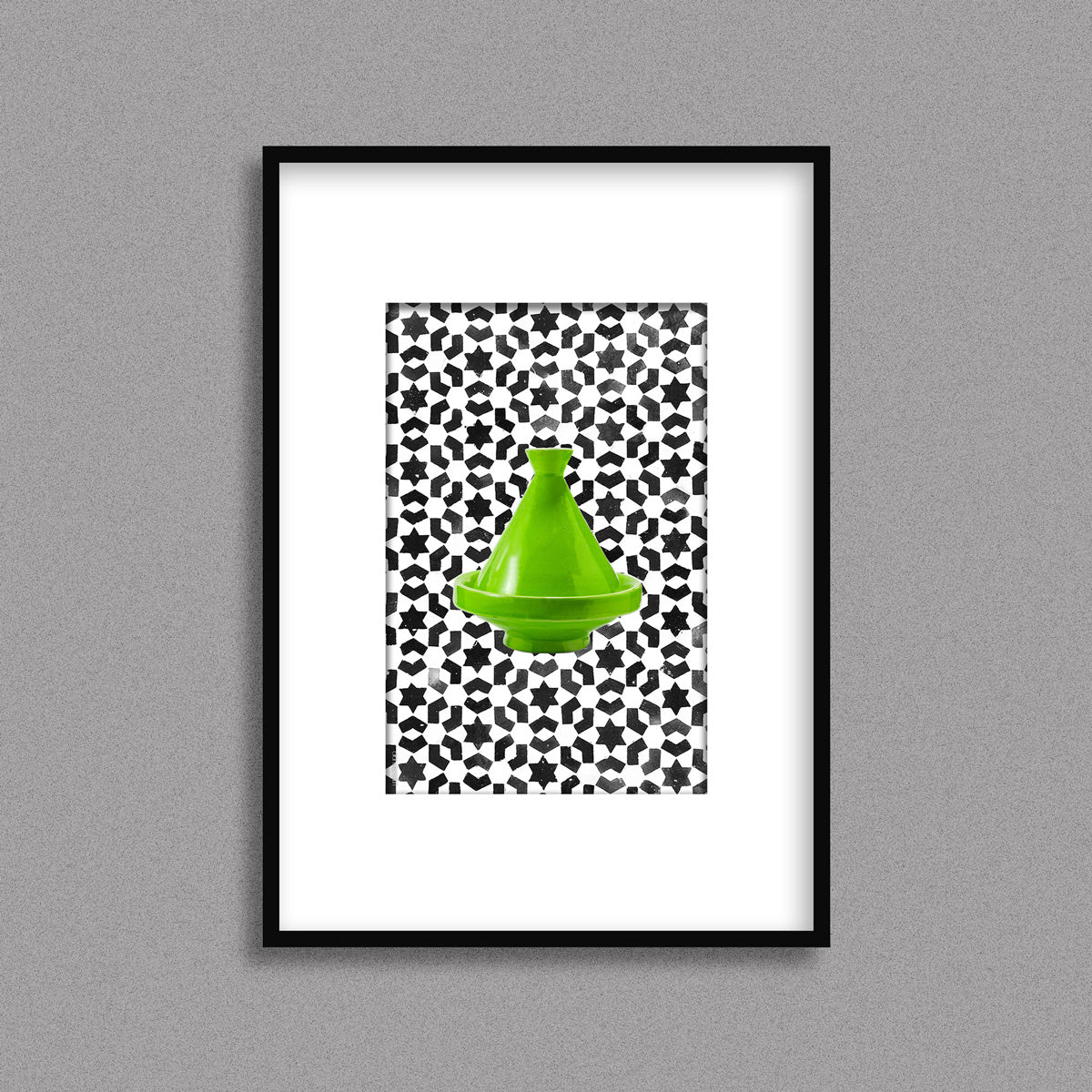 Tableau décoratif d'un tagine marocain en vert, sur un fond de zellige marocain en noir et blanc, encadré dans un cadre noir - Format A4.