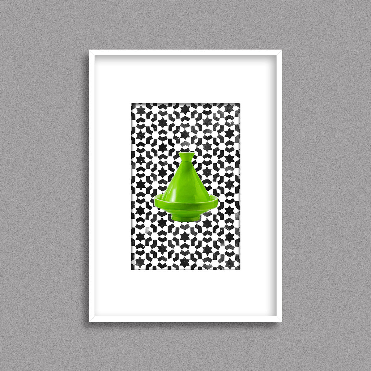 Tableau décoratif d'un tagine marocain en vert, sur un fond de zellige marocain en noir et blanc, encadré dans un cadre blanc - Format A4.
